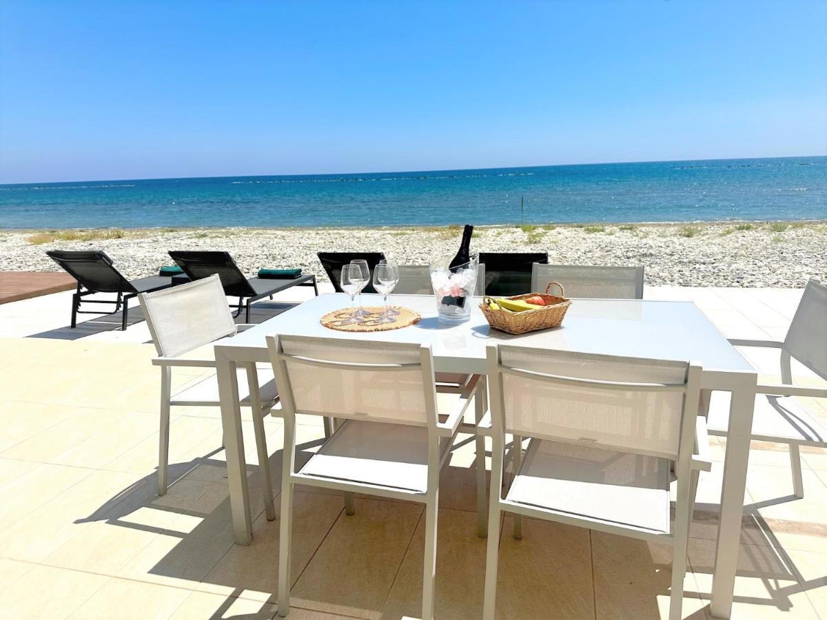 Willa Sayers Beachfront Periwolia